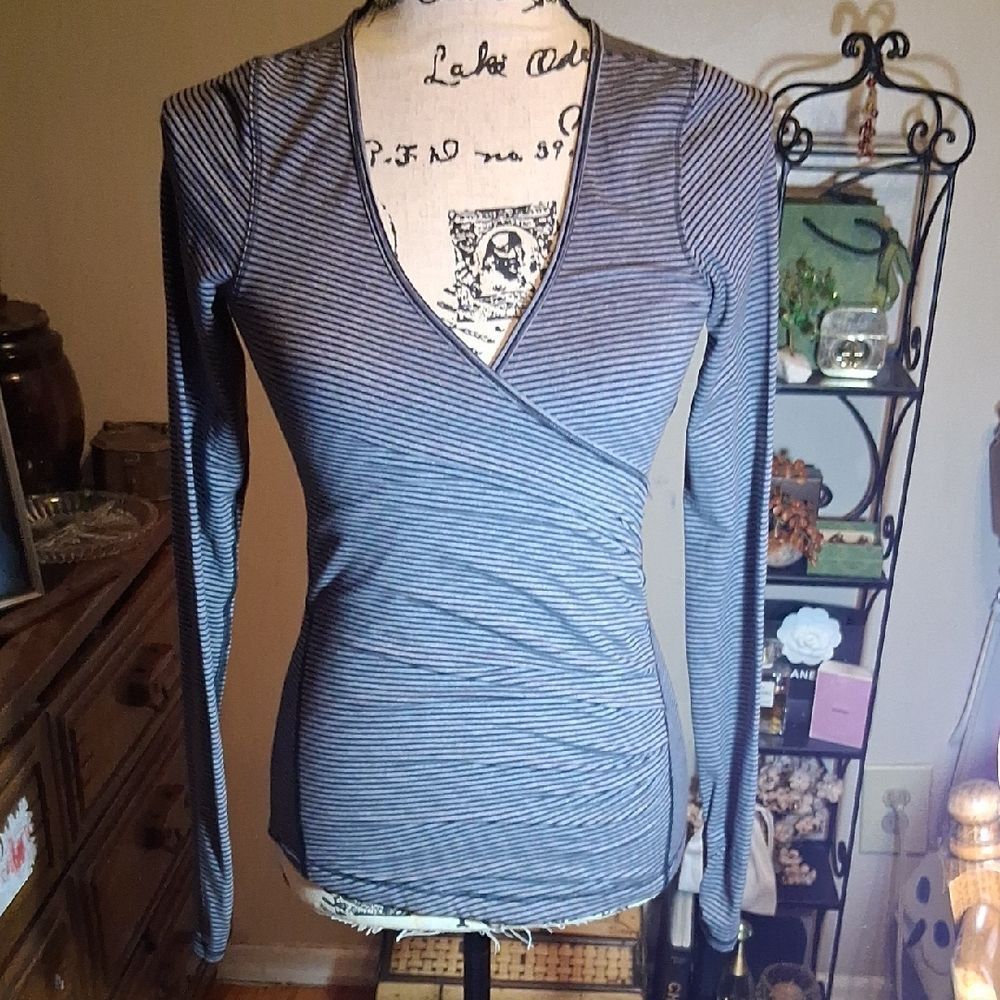 Lululemon Striped V-Neck Long Sleeve Top Size Small/medium